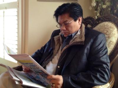 photo of hyung park reading the paper